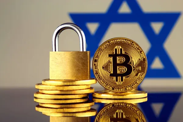 Physical Version Bitcoin Golden Padlock Israel Flag Prohibition Cryptocurrencies Regulations — Stock Photo, Image