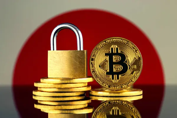 Versión Física Bitcoin Candado Dorado Bandera Japón Prohibición Criptomonedas Regulaciones — Foto de Stock