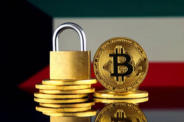 Bitcoin, altın asma kilit ve Kuveyt bayrağı fiziksel sürümü. Cryptocurrencies, yönetmelikler, kısıtlamaları veya güvenlik, koruma, gizlilik yasaklanması.