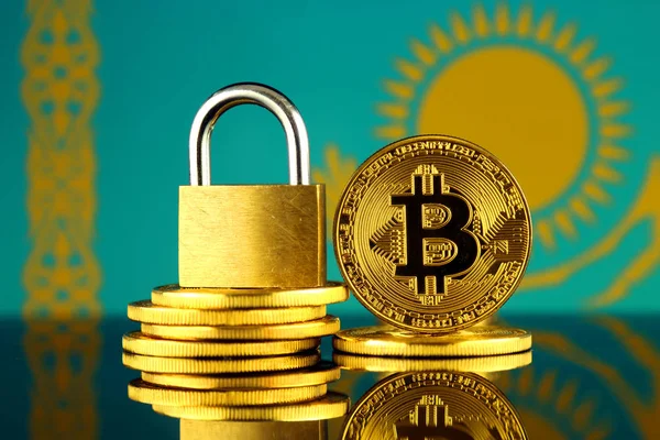 Bitcoin, altın asma kilit ve Kazakistan bayrağı fiziksel sürümü. Cryptocurrencies, yönetmelikler, kısıtlamaları veya güvenlik, koruma, gizlilik yasaklanması.