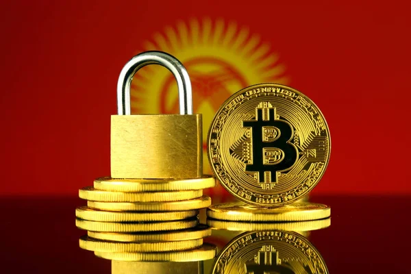 Bitcoin 'in fiziksel versiyonu, altın asma kilit ve Kırgızistan Bayrağı. Kripto para birimlerinin, yönetmeliklerin, kısıtlamaların veya güvenliğin, korunmanın, mahremiyetin yasaklanması. Tarihi bayrak