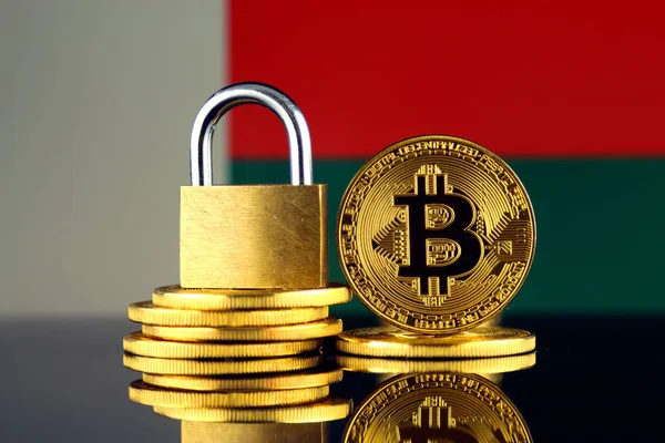 Physical Version Bitcoin Golden Padlock Madagascar Flag Prohibition Cryptocurrencies Regulations — Stock Photo, Image