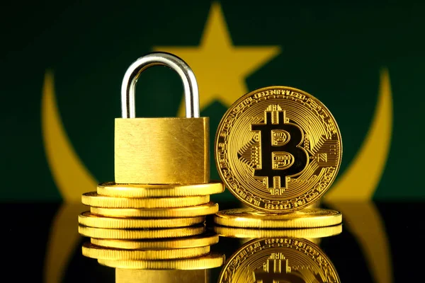 Bitcoin, altın asma kilit ve Moritanya bayrağı fiziksel sürümü. Cryptocurrencies, yönetmelikler, kısıtlamaları veya güvenlik, koruma, gizlilik yasaklanması.