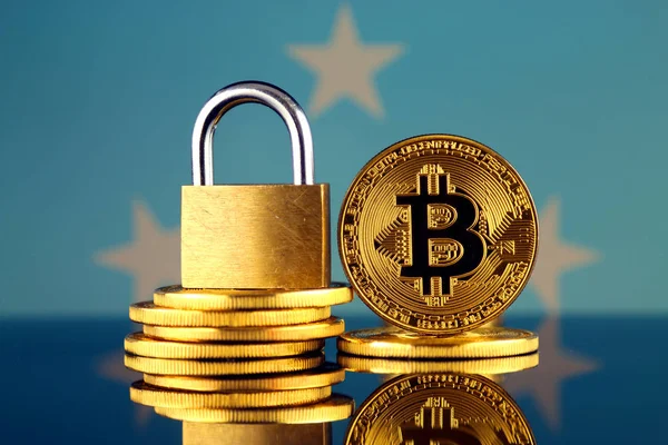 Physical Version Bitcoin Golden Padlock Micronesia Flag Prohibition Cryptocurrencies Regulations — Stock Photo, Image