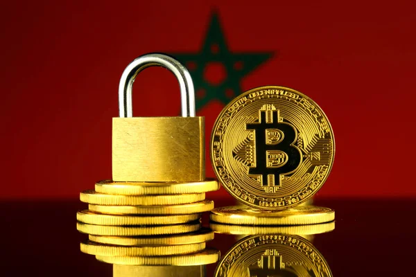 Bitcoin, altın asma kilit ve Fas bayrağı fiziksel sürümü. Cryptocurrencies, yönetmelikler, kısıtlamaları veya güvenlik, koruma, gizlilik yasaklanması.