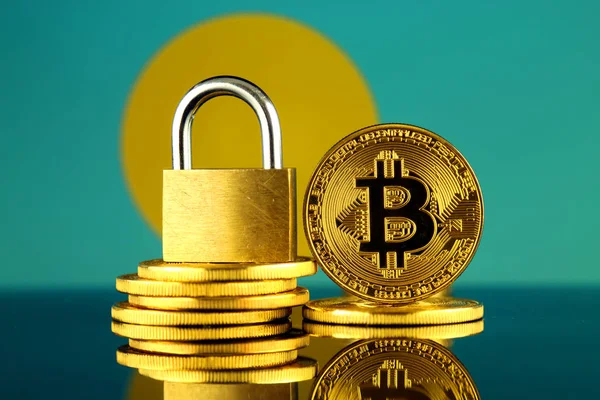 Bitcoin, altın asma kilit ve Palau bayrağı fiziksel sürümü. Cryptocurrencies, yönetmelikler, kısıtlamaları veya güvenlik, koruma, gizlilik yasaklanması.
