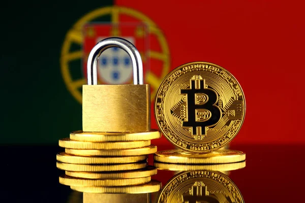 Bitcoin, altın asma kilit ve Portekiz bayrağı fiziksel sürümü. Cryptocurrencies, yönetmelikler, kısıtlamaları veya güvenlik, koruma, gizlilik yasaklanması.