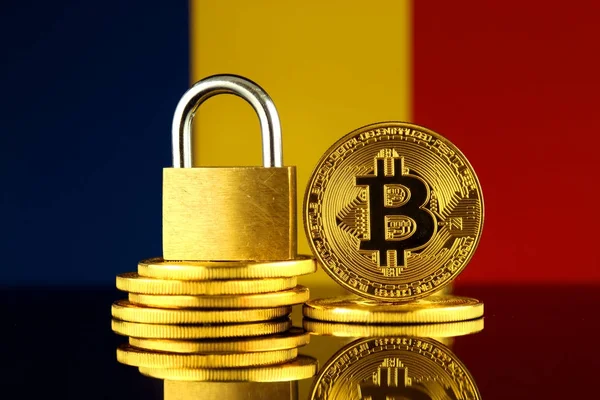 Bitcoin, altın asma kilit ve Romanya bayrağı fiziksel sürümü. Cryptocurrencies, yönetmelikler, kısıtlamaları veya güvenlik, koruma, gizlilik yasaklanması.