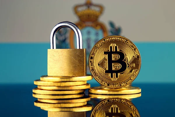 Physical Version Bitcoin Golden Padlock San Marino Flag Prohibition Cryptocurrencies — Stock Photo, Image