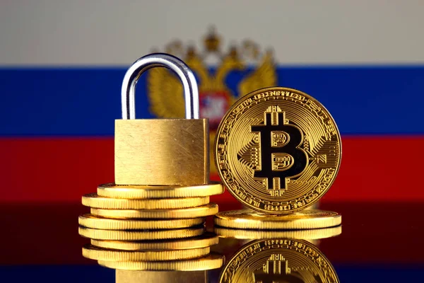 Bitcoin 金色の錠前とロシア国旗の物理的なバージョン Cryptocurrencies 制限またはセキュリティ プライバシーの禁止 — ストック写真