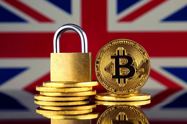 Bitcoin, altın asma kilit ve İngiltere bayrağı fiziksel sürümü. Cryptocurrencies, yönetmelikler, kısıtlamaları veya güvenlik, koruma, gizlilik yasaklanması.