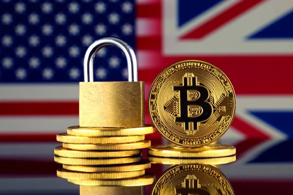 Bitcoin, altın asma kilit, Amerika Birleşik Devletleri ve Amerika Birleşik Devletleri bayrağı fiziksel sürümü. Cryptocurrencies, yönetmelikler, kısıtlamaları veya güvenlik, koruma, gizlilik yasaklanması.