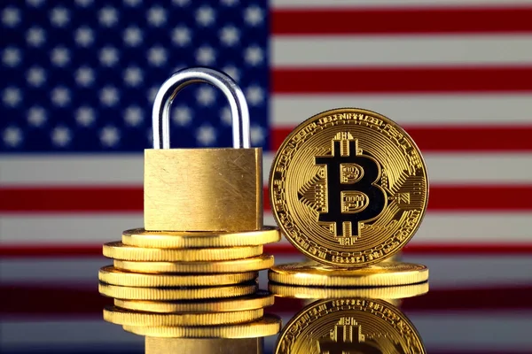 Bitcoin, altın asma kilit ve Amerika Birleşik Devletleri bayrağı fiziksel sürümü. Cryptocurrencies, yönetmelikler, kısıtlamaları veya güvenlik, koruma, gizlilik yasaklanması.