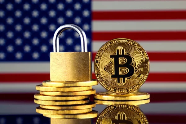 Bitcoin, altın asma kilit ve Amerika Birleşik Devletleri bayrağı fiziksel sürümü. Cryptocurrencies, yönetmelikler, kısıtlamaları veya güvenlik, koruma, gizlilik yasaklanması.