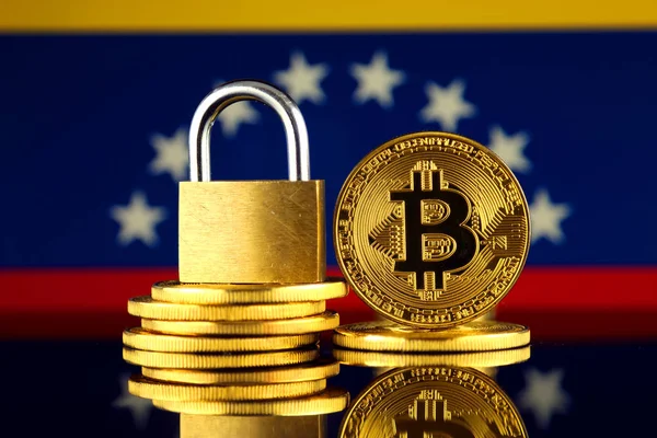 Bitcoin, altın asma kilit ve Venezuela bayrağı fiziksel sürümü. Cryptocurrencies, yönetmelikler, kısıtlamaları veya güvenlik, koruma, gizlilik yasaklanması.