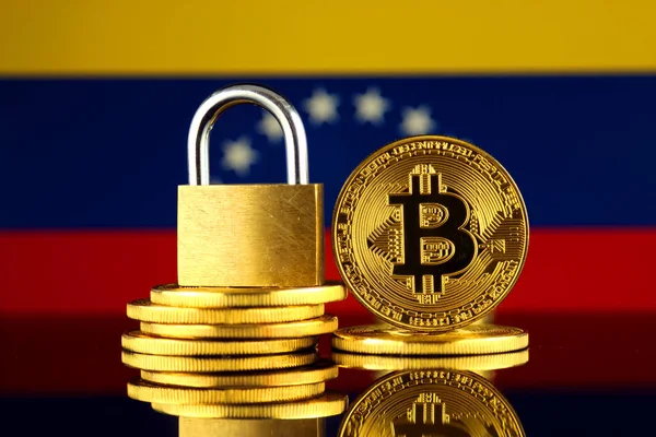 Bitcoin, altın asma kilit ve Venezuela bayrağı fiziksel sürümü. Cryptocurrencies, yönetmelikler, kısıtlamaları veya güvenlik, koruma, gizlilik yasaklanması.