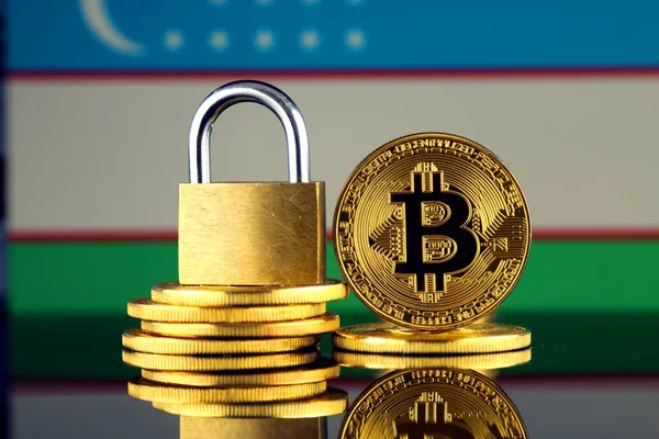 Bitcoin, altın asma kilit ve Özbekistan bayrağı fiziksel sürümü. Cryptocurrencies, yönetmelikler, kısıtlamaları veya güvenlik, koruma, gizlilik yasaklanması.