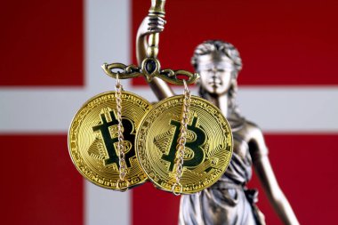 Hukuk ve adalet, fiziksel yorum-in Bitcoin ve Danimarka bayrağı sembolü. Cryptocurrencies, yönetmelikler, kısıtlamaları veya güvenlik, koruma, gizlilik yasaklanması.