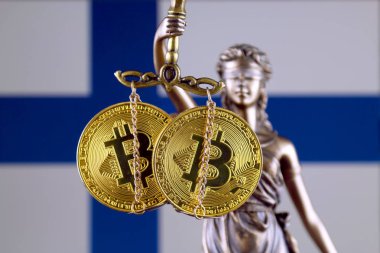 Hukuk ve adalet, fiziksel yorum-in Bitcoin ve Finlandiya bayrağı sembolü. Cryptocurrencies, yönetmelikler, kısıtlamaları veya güvenlik, koruma, gizlilik yasaklanması.