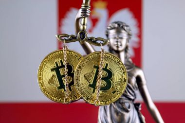 Hukuk ve adalet, fiziksel yorum-in Bitcoin ve Polonya bayrağı sembolü. Cryptocurrencies, yönetmelikler, kısıtlamaları veya güvenlik, koruma, gizlilik yasaklanması.