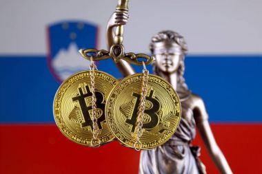 Hukuk ve adalet, fiziksel yorum-in Bitcoin ve Slovenya bayrağı sembolü. Cryptocurrencies, yönetmelikler, kısıtlamaları veya güvenlik, koruma, gizlilik yasaklanması.