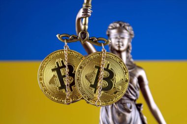 Hukuk ve adalet, fiziksel yorum-in Bitcoin ve Ukrayna bayrağı sembolü. Cryptocurrencies, yönetmelikler, kısıtlamaları veya güvenlik, koruma, gizlilik yasaklanması.