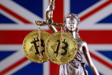 Hukuk ve adalet, fiziksel yorum-in Bitcoin ve Amerika Birleşik Devletleri bayrağı sembolü. Cryptocurrencies, yönetmelikler, kısıtlamaları veya güvenlik, koruma, gizlilik yasaklanması.