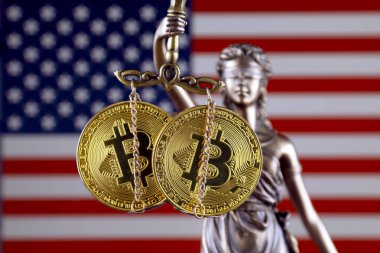 Hukuk ve adalet, fiziksel yorum-in Bitcoin ve Amerika Birleşik Devletleri bayrağı sembolü. Cryptocurrencies, yönetmelikler, kısıtlamaları veya güvenlik, koruma, gizlilik yasaklanması.