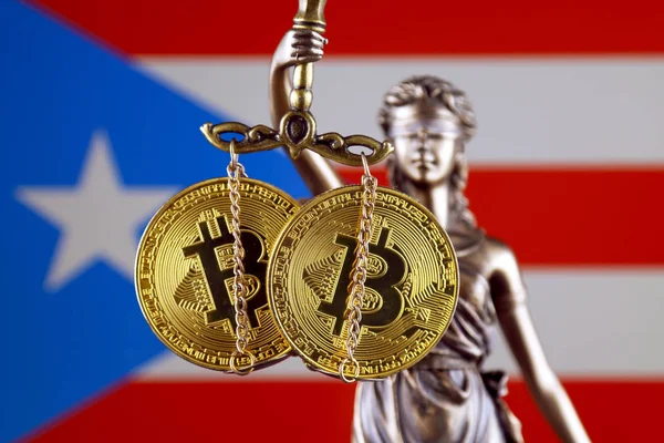 法律および正義 Bitcoin とプエルトリコの旗の物理的なバージョンのシンボルです Cryptocurrencies 制限またはセキュリティ プライバシーの禁止 — ストック写真