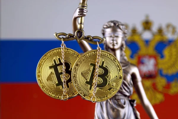 法律および正義 Bitcoin とロシア国旗の物理的なバージョンのシンボルです Cryptocurrencies 制限またはセキュリティ プライバシーの禁止 — ストック写真
