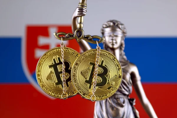 法律および正義 Bitcoin とスロバキアの旗の物理的なバージョンのシンボルです Cryptocurrencies 制限またはセキュリティ プライバシーの禁止 — ストック写真
