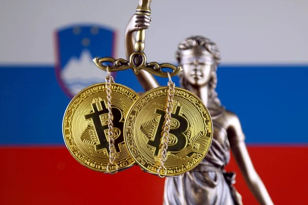 法律および正義 Bitcoin とスロベニア フラグの物理的なバージョンのシンボルです Cryptocurrencies 制限またはセキュリティ プライバシーの禁止 — ストック写真