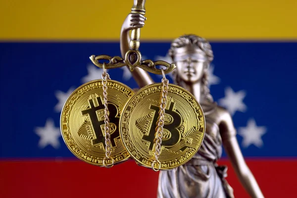 Símbolo Lei Justiça Versão Física Bitcoin Bandeira Venezuela Proibição Criptomoedas — Fotografia de Stock