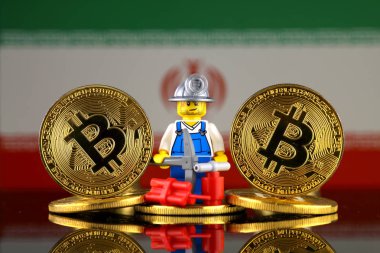 Bitcoin, madenci ve Iran bayrağı fiziksel sürümü. Cryptocurrency madencilik ve Blockchain teknoloji için kavramsal görüntü.