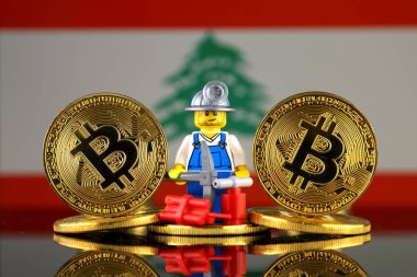 Bitcoin, madenci ve Lübnan Bayrağı fiziksel sürümü. Cryptocurrency madencilik ve Blockchain teknoloji için kavramsal görüntü.
