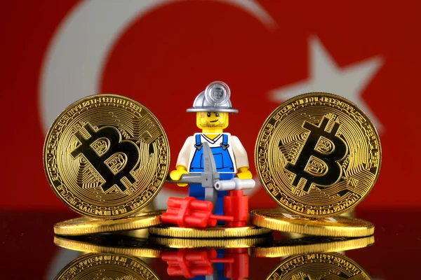 比特币 矿工和土耳其国旗的物理版本 Cryptocurrency 采矿和 Blockchain 技术的概念图 — 图库照片