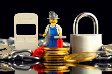 Wroclaw, Polonya - 17 Şubat 2018: Bitcoin, madenci (olarak Lego şekil), Emanet (cryptocurrency donanım cüzdan), gümüş asma kilit ve zincir fiziksel sürümü. Stüdyo vurdu.