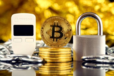 Wroclaw, Polonya - 17 Şubat 2018: Bitcoin, Emanet (cryptocurrency donanım cüzdan), gümüş asma kilit ve zincir fiziksel sürümü. Stüdyo vurdu.