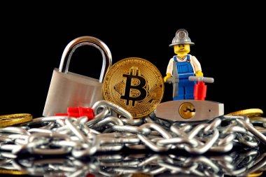 Wroclaw, Polonya - 17 Şubat 2018: Bitcoin, madenci (olarak Lego şekil), iki gümüş asma kilitler ve zincir fiziksel sürümü. Stüdyo vurdu.