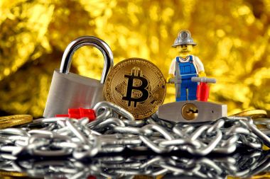 Wroclaw, Polonya - 17 Şubat 2018: Bitcoin, madenci (olarak Lego şekil), iki gümüş asma kilitler ve zincir fiziksel sürümü. Stüdyo vurdu.