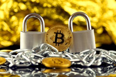 Bitcoin (sanal para) fiziksel sürümü, iki asma kilitler ve zincir gümüş. Cryptocurrencies, yönetmelikler, kısıtlamaları veya güvenlik, koruma, gizlilik yasaklanması.