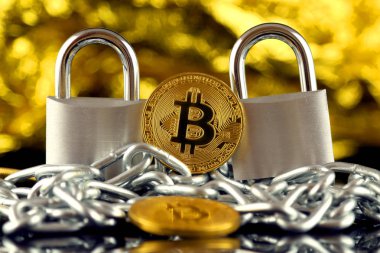 Bitcoin (sanal para) fiziksel sürümü, iki asma kilitler ve zincir gümüş. Cryptocurrencies, yönetmelikler, kısıtlamaları veya güvenlik, koruma, gizlilik yasaklanması.