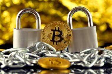 Bitcoin (sanal para) fiziksel sürümü, iki asma kilitler ve zincir gümüş. Cryptocurrencies, yönetmelikler, kısıtlamaları veya güvenlik, koruma, gizlilik yasaklanması.