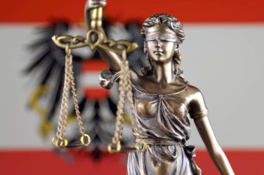 Hukuk ve adalet Avusturya bayrağı ile sembolü. Yakın çekim.