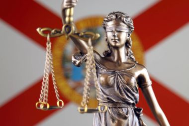 Hukuk ve adalet Florida Devlet bayrağı ile sembolü. Yakın çekim.