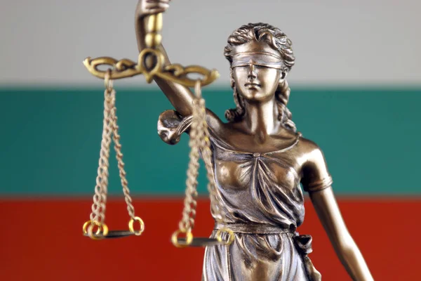 Symbol Für Recht Und Gerechtigkeit Mit Bulgarischer Flagge Nahaufnahme — Stockfoto