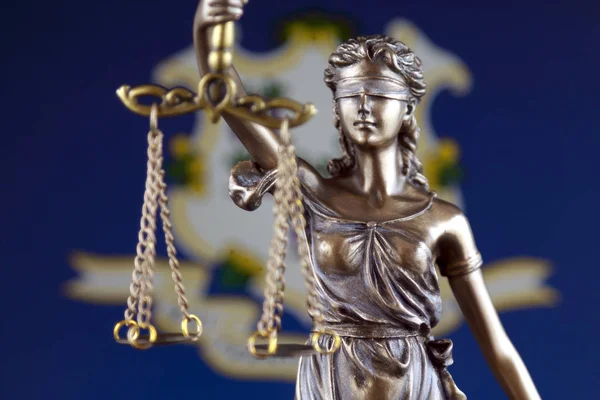 法とコネチカット状態フラグを持つ正義のシンボルです クローズ アップ — ストック写真