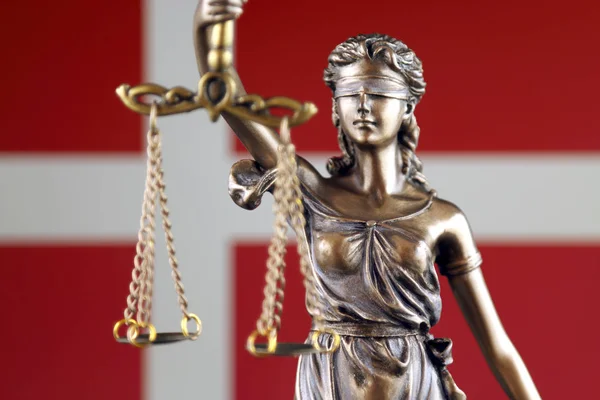 法律和正义的标志与丹麦旗子 — 图库照片