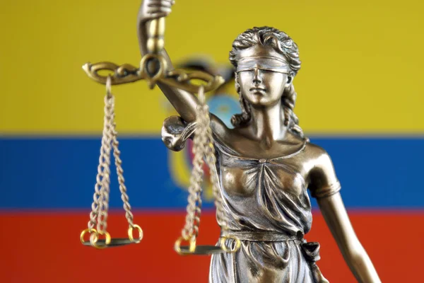 Symbol Für Recht Und Gerechtigkeit Mit Ecuador Flagge Nahaufnahme — Stockfoto