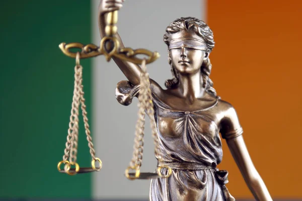 Simbolo Diritto Giustizia Con Bandiera Irlandese Vicino — Foto Stock